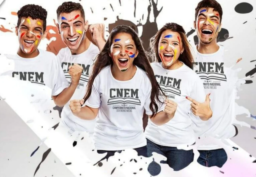 Cinco jovens comemorando com camisetas oficiais do Campeonato Nacional do Ensino Médio — CNEM 2017